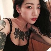 韩国女纹身师nini性感qq头像