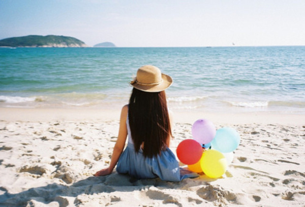 qq空间素材：感觉很安静的意境女生 坐在海边陪你看海