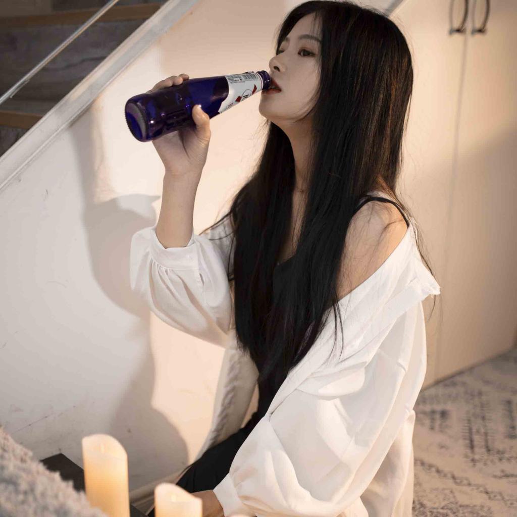 女生喝酒的头像图片